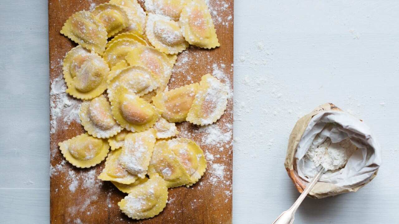 Gli agnolotti con ripieno di salmone sono un piatto semplicissimo da preparare, fresco e genuino.