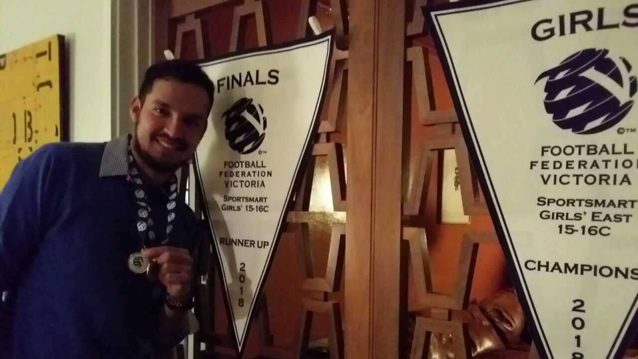 Nicolás Ortega posando con su medalla y los reconocimientos por el campeonato obtenido con su equipo