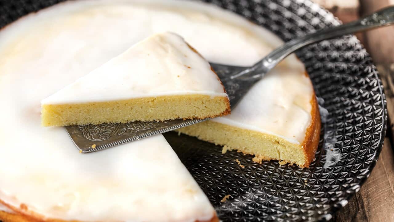 Gâteau nantais avec son glacage au rhum blanc