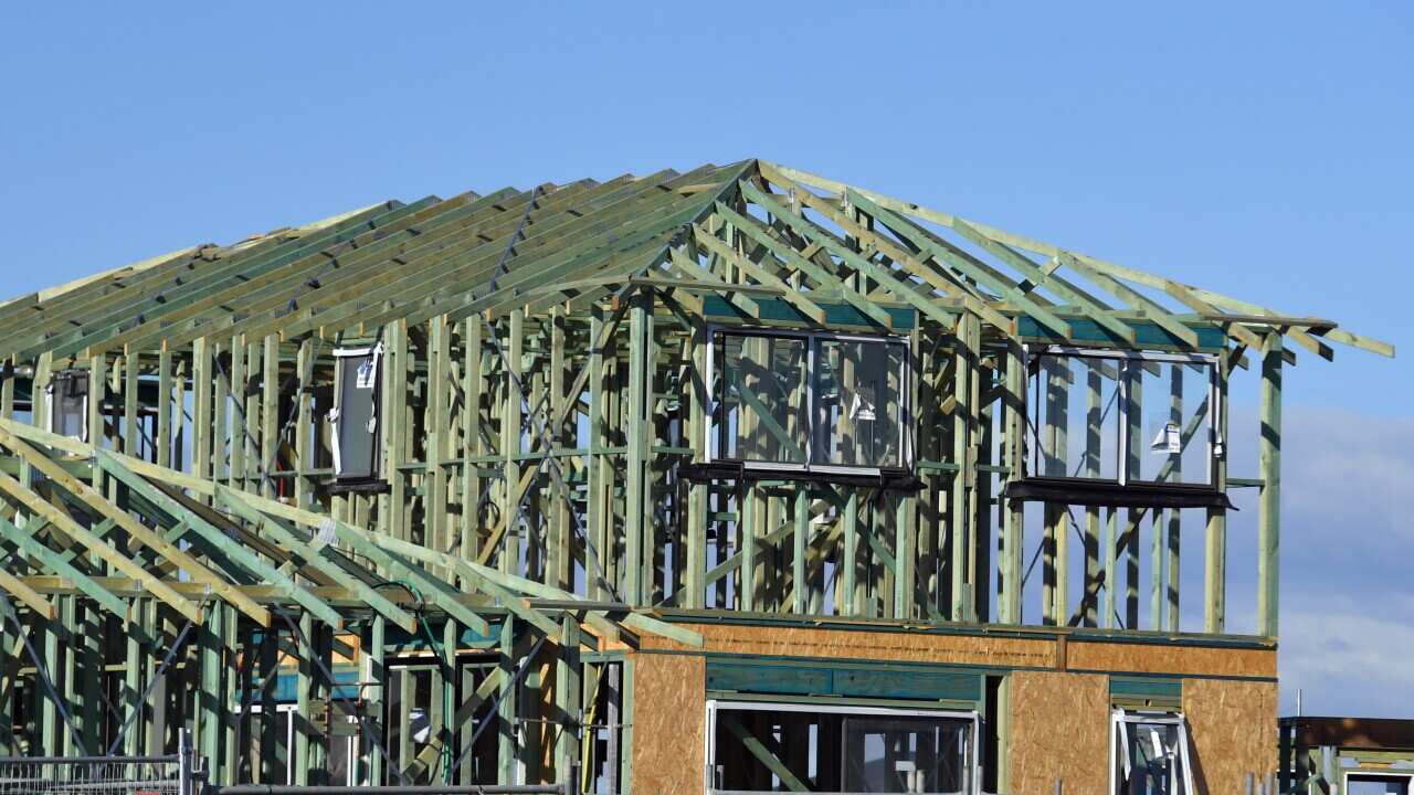 各地的建築工程段均出現延誤