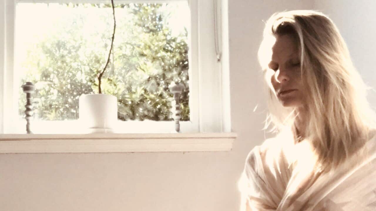 Caroline Hey läd zur Meditation ein