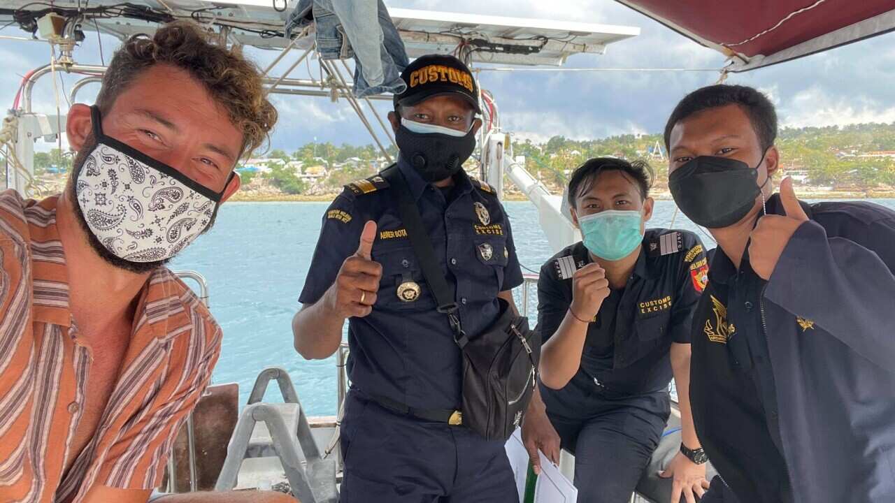 Jordy van der Voort met de Indonesische customs