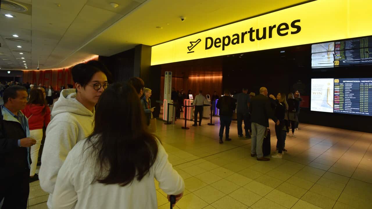 Watu wasubiri nje ya kiingilio cha wasafiri katika uwanja wa ndege wa Melbourne.