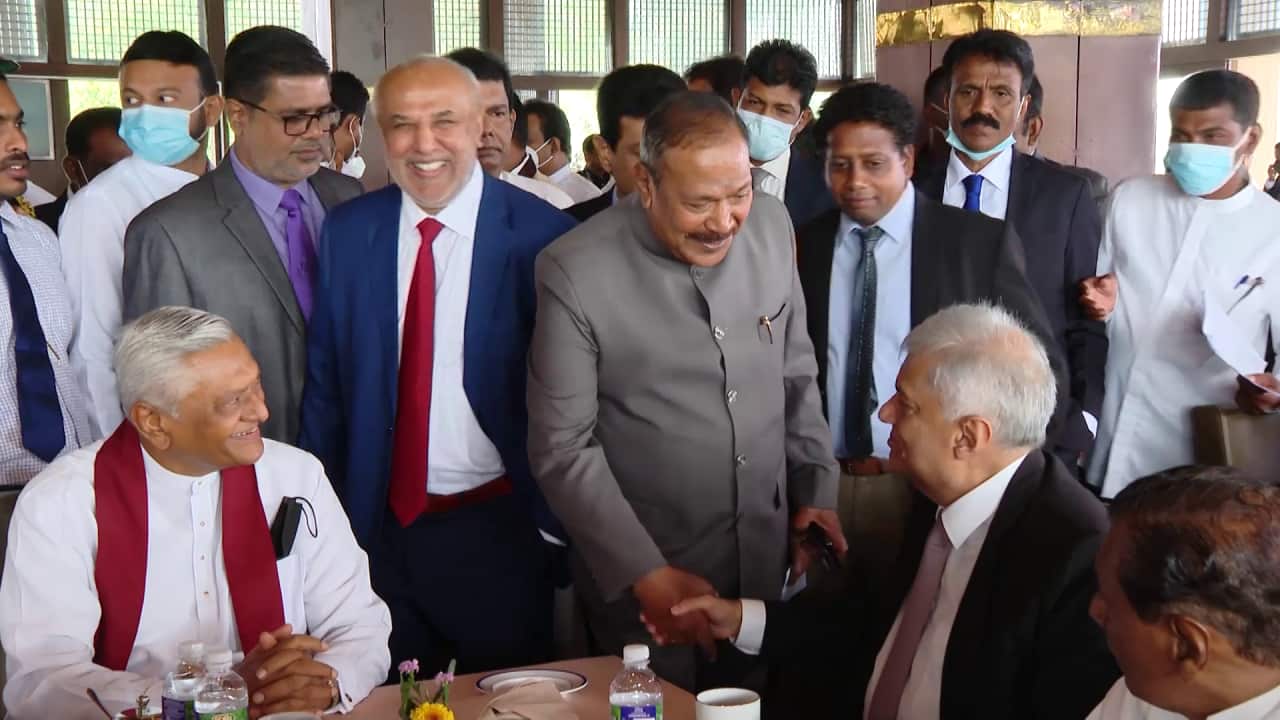 Ranil Wickramasinghe making agreement with other parliamentarians