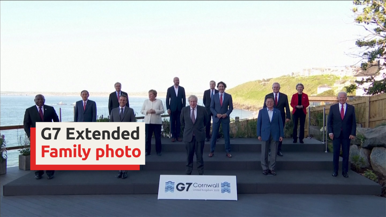 G7 Extended Family Photo