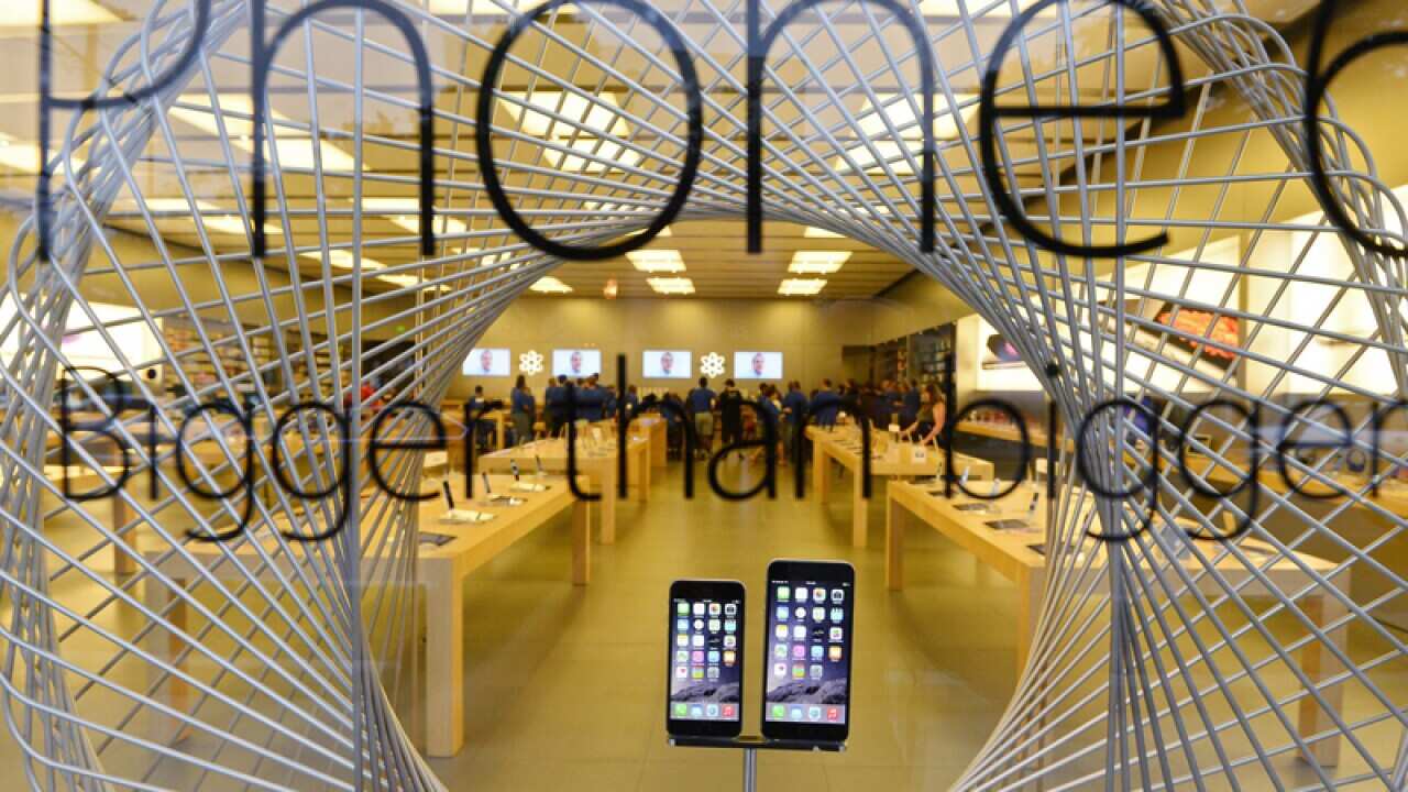 The iPhone 6 and iPhone 6 Plus in an Apple Store