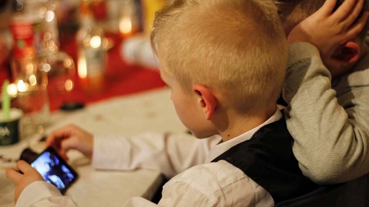 Children on smartphone