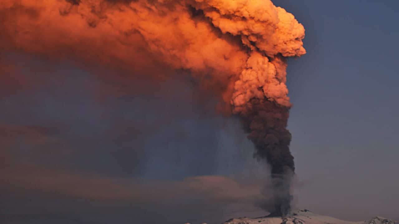 etna_volcano_L_120106_ap_519196997