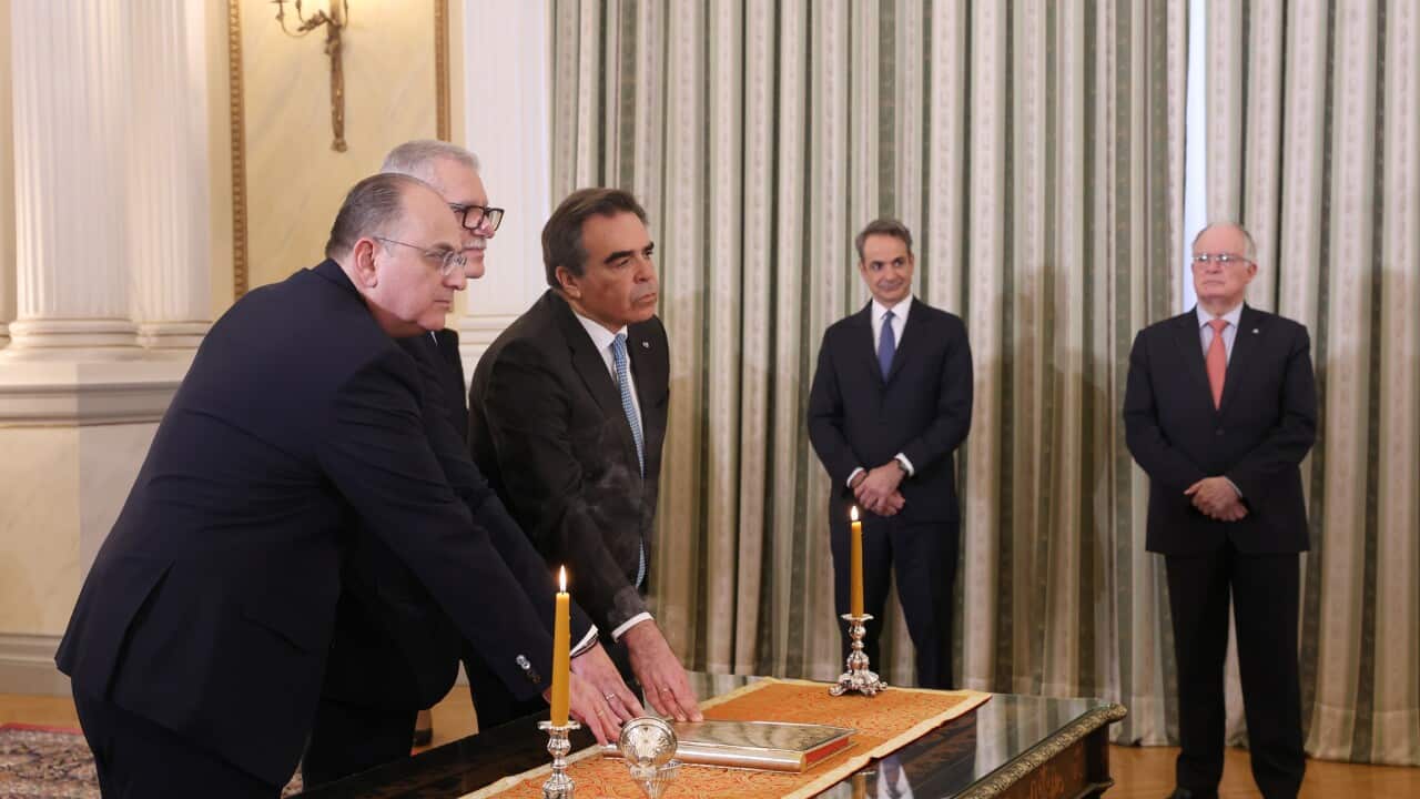 Από αριστερά, ο πρώην πλέον υπουργός Αγροτικής Ανάπτυξης, Μακάριος Λαζαρίζης στην ορκομωσία του στις αρχές Απριλίου