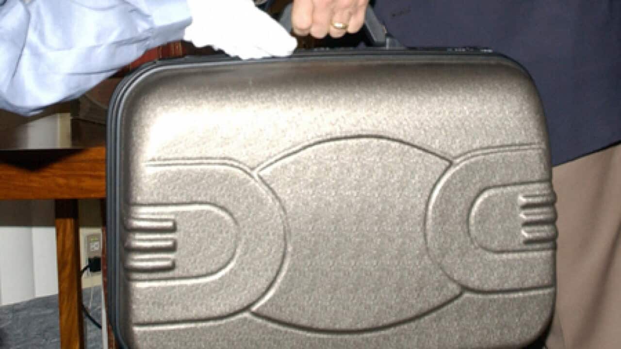 suitcase_b_100628_afp_281048142