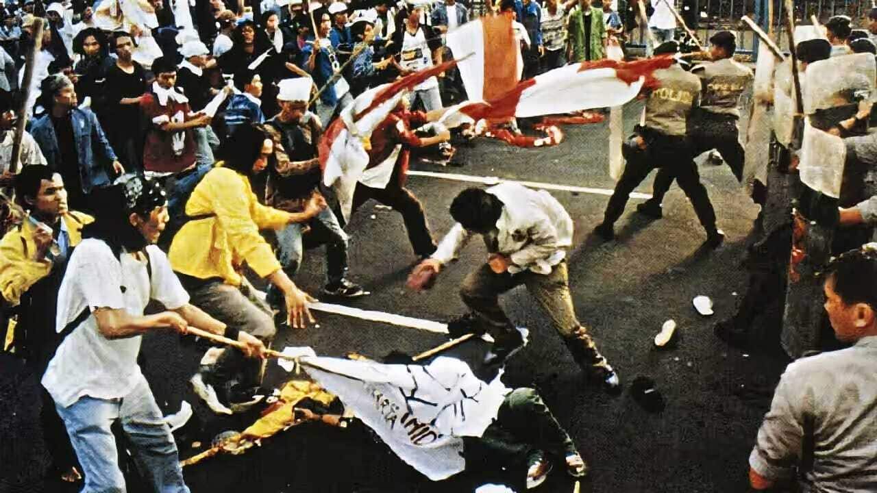 Trisakti University students and police forces clash in May 1998. Source: Wikimedia/Ministry of Defense of the Republic of Indonesia – Public Domain