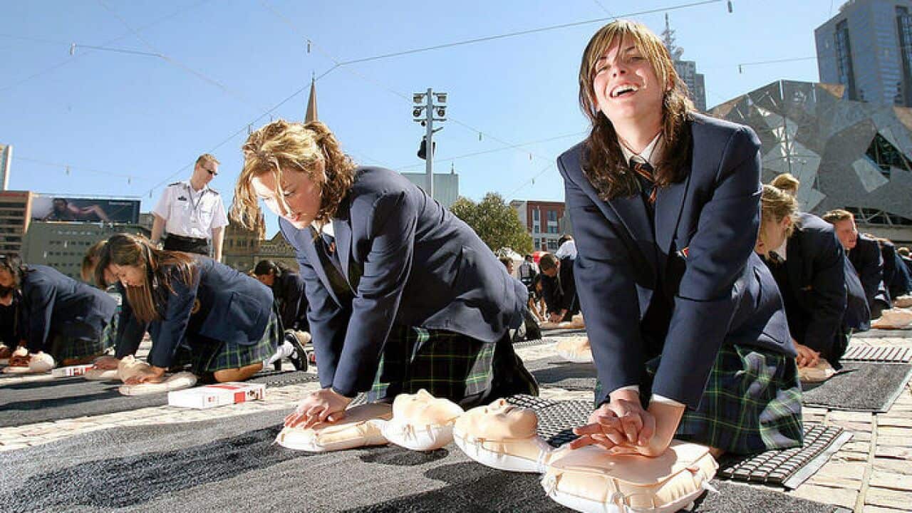 wanafunzi washiriki katika masomo ya huduma ya kwanza ya CPR