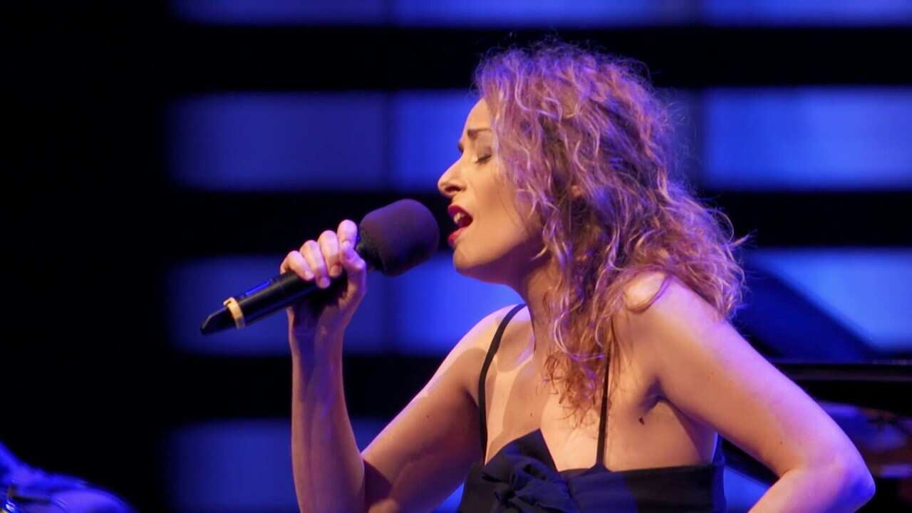 Ilaria Pilar Patassini è nata a Roma il 5 febbraio 1977 e ha al suo attivo quattro album