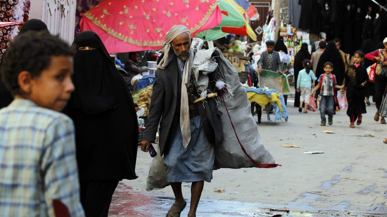 Yemenis walk through a market ahead of a UN-announced ceasefire in the old city of Sana'a, Yemen, 09 April 2016. (EPA)