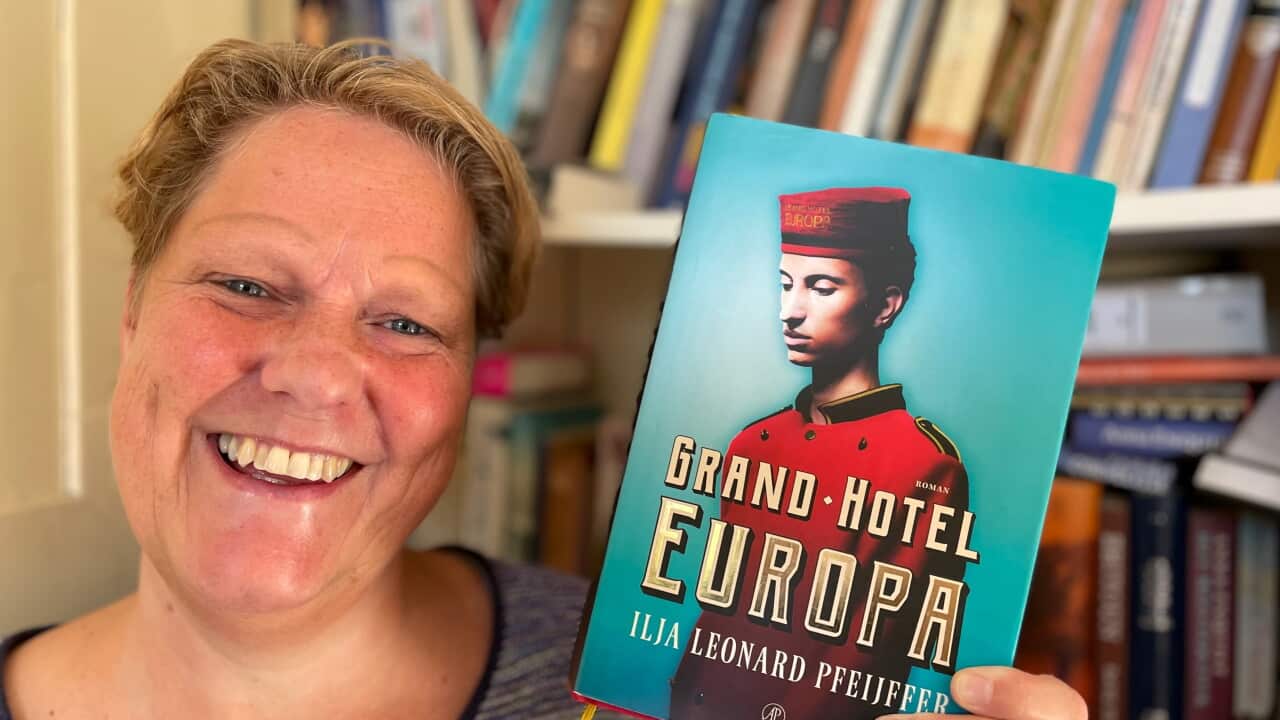 Astrid van Schoonacker met het boek Grand Hotel Europa