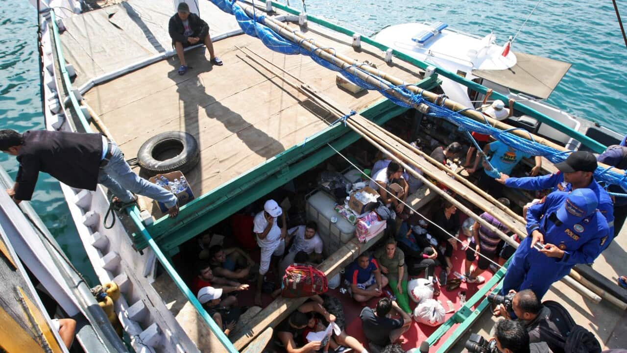 یک عکس گرفته شده در قایقی در آب های اندونزی در سال ۲۰۱۳ که گروهی از پناهجویان ایرانی را نشان می دهد.