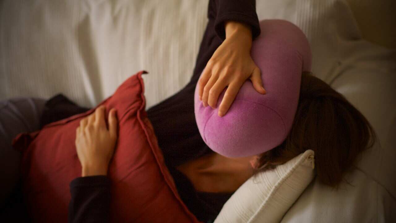 Sara lleva la pobre todo el día con dolor de cabeza y dice que con mal cuerpo, lo primero me lo creo, lo segundo doy fe de que no.