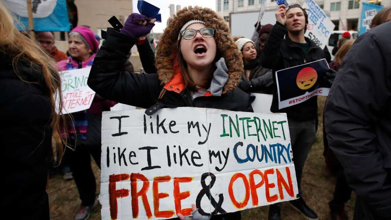 Lindsay Chestnut de Baltimore sostiene un letrero que dice "Me gusta mi Internet me gusta mi país libre y abierto" mientras protesta por la decisión