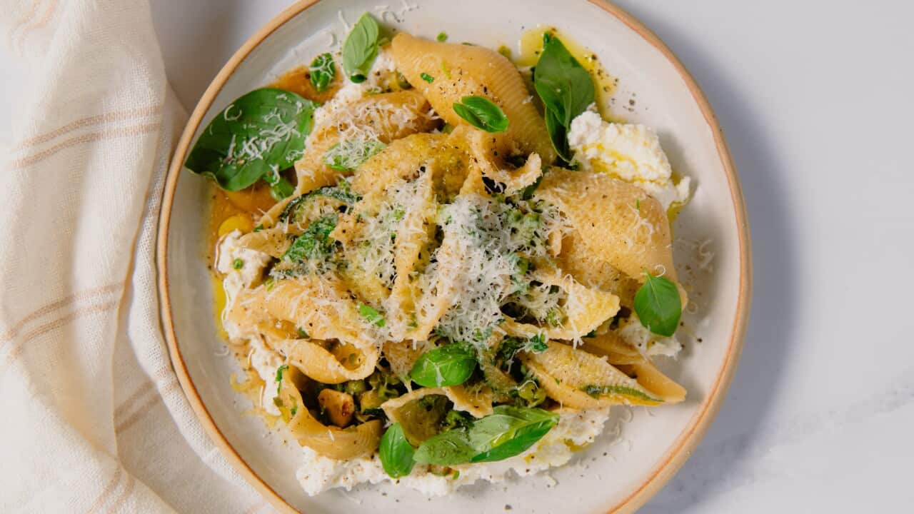 Shells with zucchini, peas and pecorino