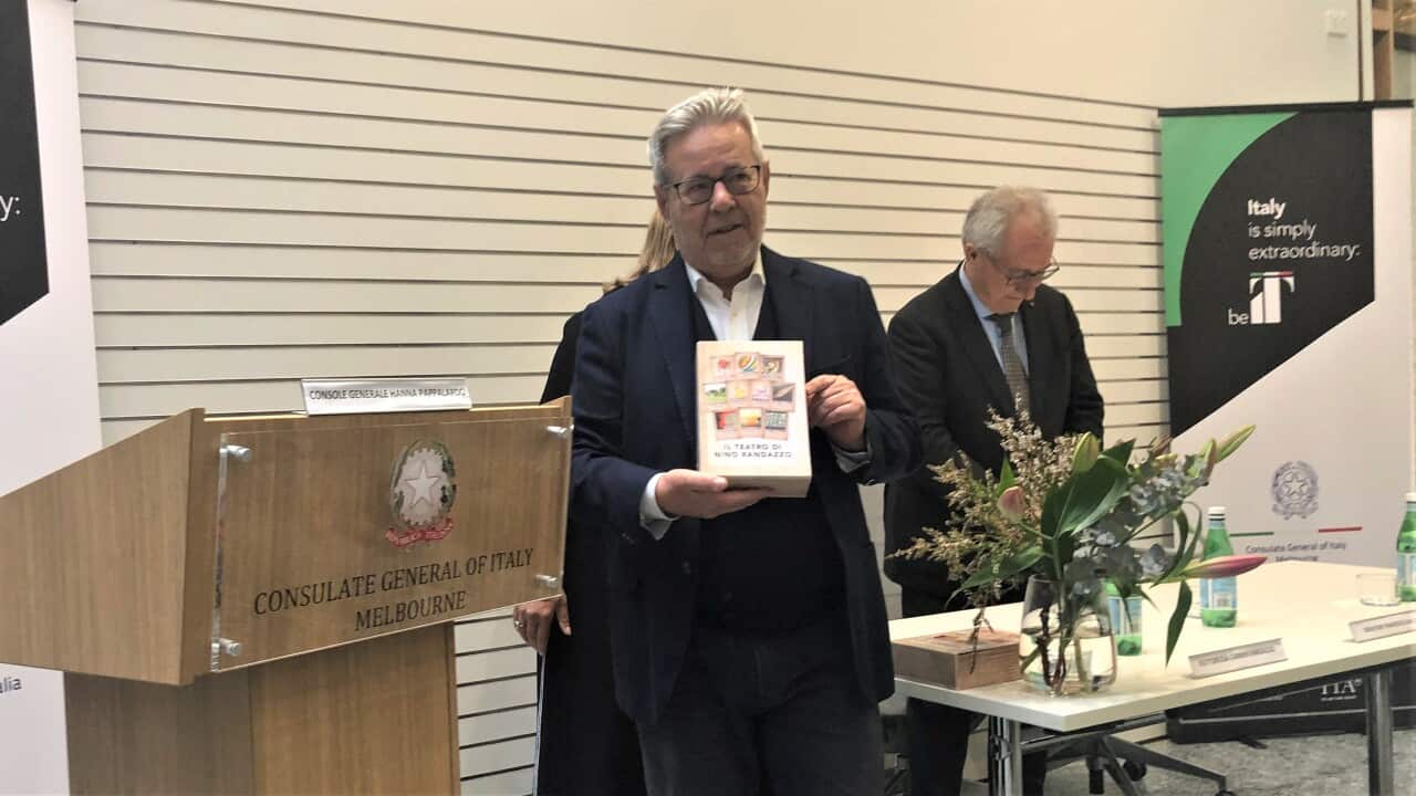Il senatore Gianni Marilotti con il cofanetto delle opere di Nino Randazzo