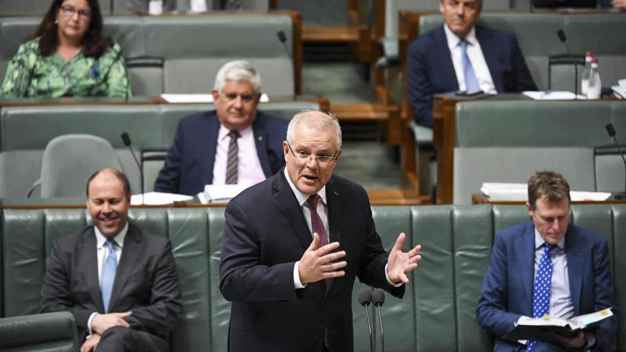 Coronavirus tracers fanning out across Victoria to stop infections leaking from lockdown areas