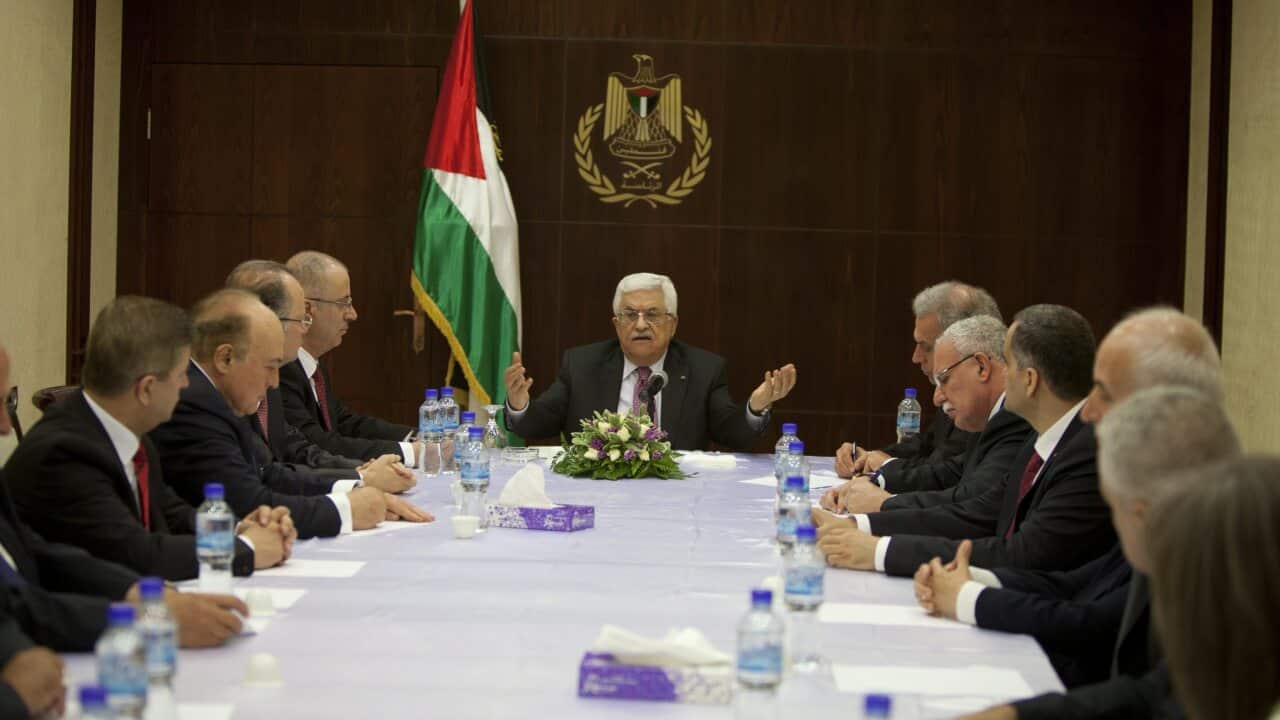 Palestinian President Mahmoud Abbas (C) meets with the new unity government in the West Bank city of Ramallah, 02 June 2014. (EPA)