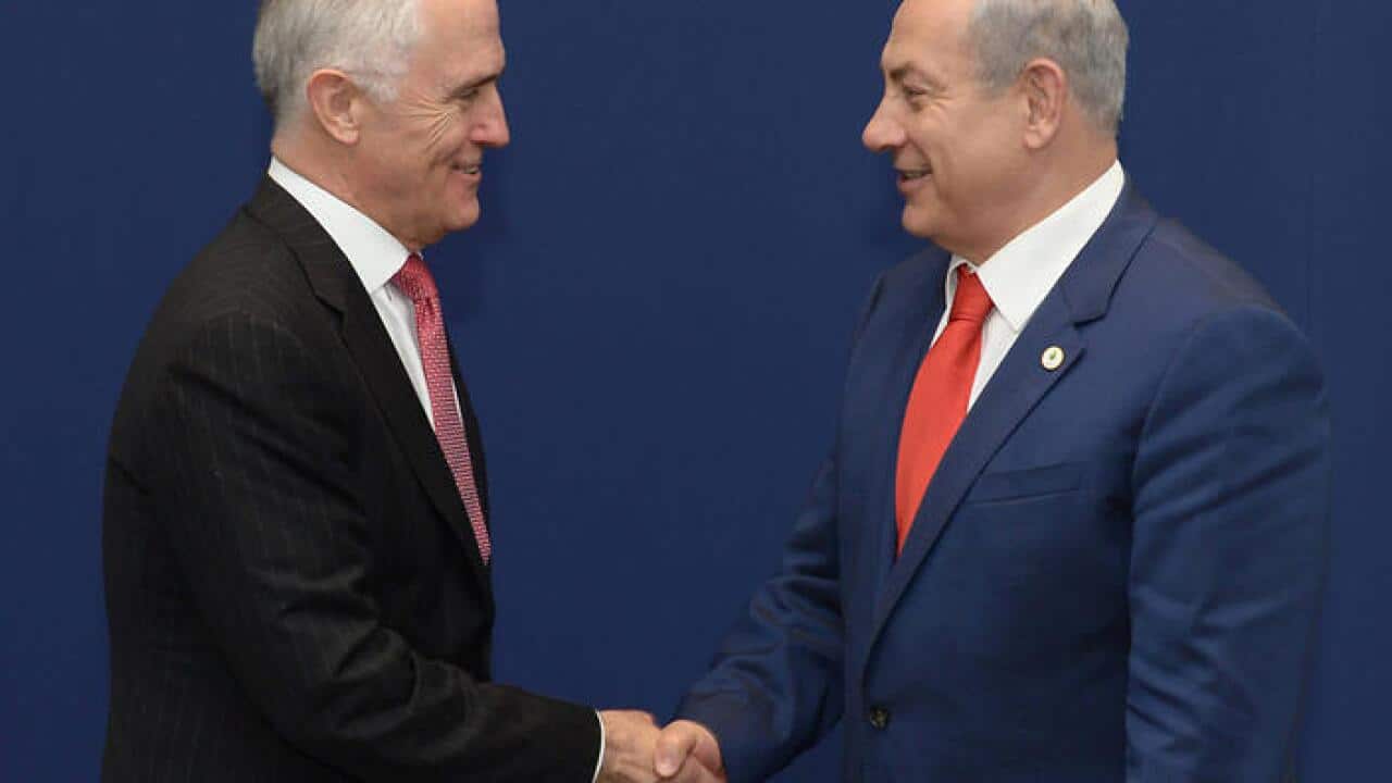 Israeli Premier Benjamin Netanyahu (R) meeting Australian Prime Minister Malcolm Turnbull