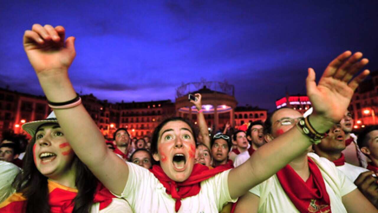 spain_fans_100709_B_AAP_1943236735