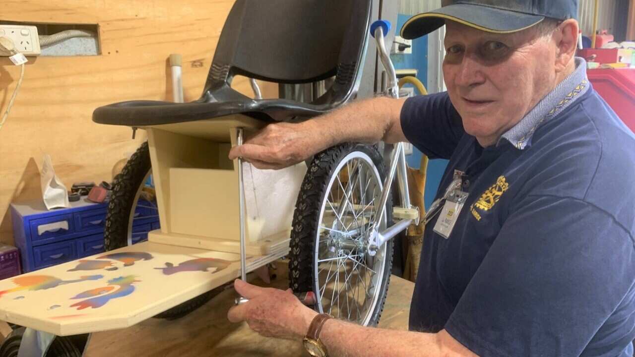 Izumitelj Des La Rance s invalidskim kolicima napravljenim od prenamijenjenih bicikala.