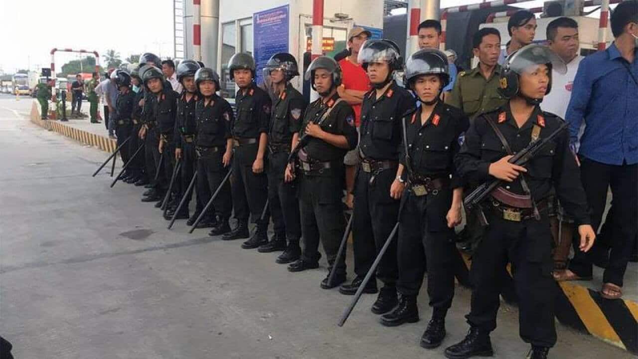 Cảnh sát cơ động được huy động đến trạm thu phí BOT Cai Lậy để đối phó với các tài xế.