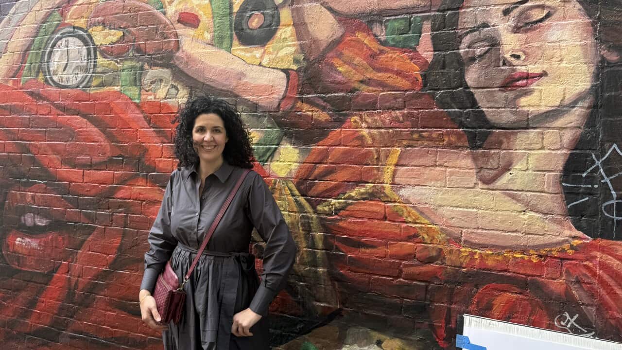 Tania Cammarano di fronte al murales di Jimmy Watson a Lygon street.