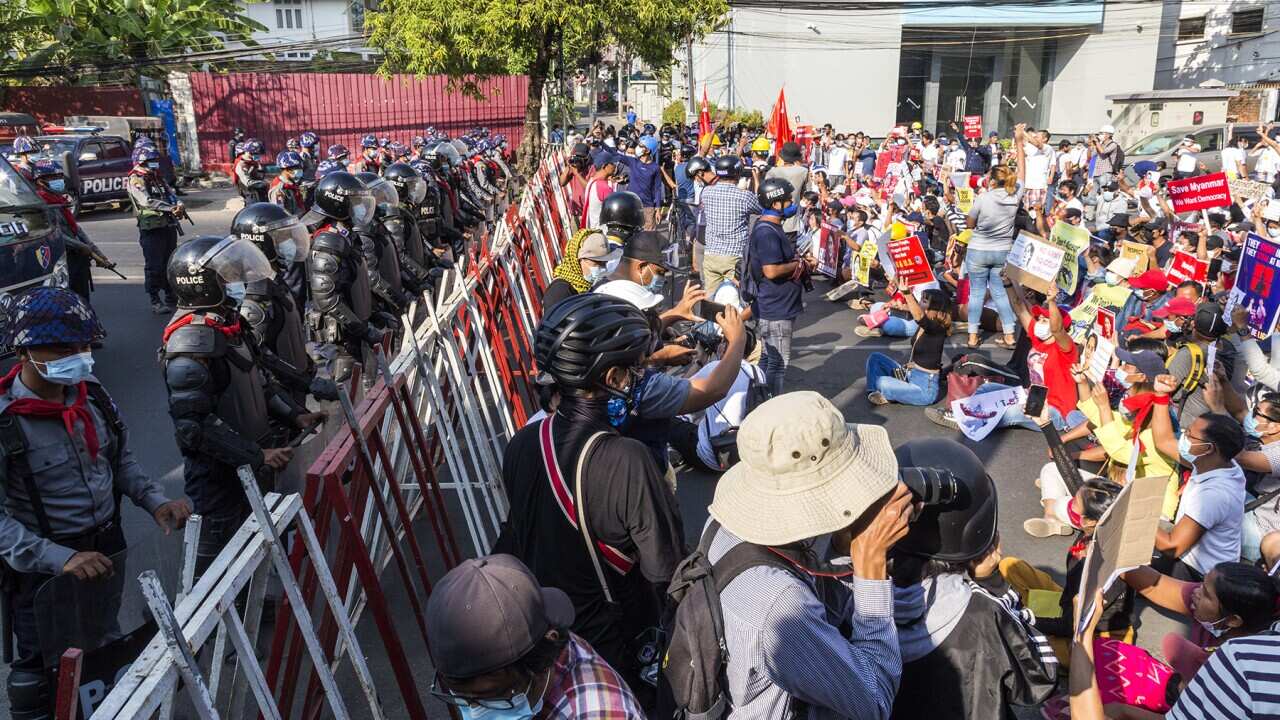 ဓါတ်ပုံ - စစ်အာဏာရှင်ဆန့်ကျင်ရေးလှုပ်ရှားမှုအတွင်း သတင်းရယူနေသော သတင်းထောက်များ