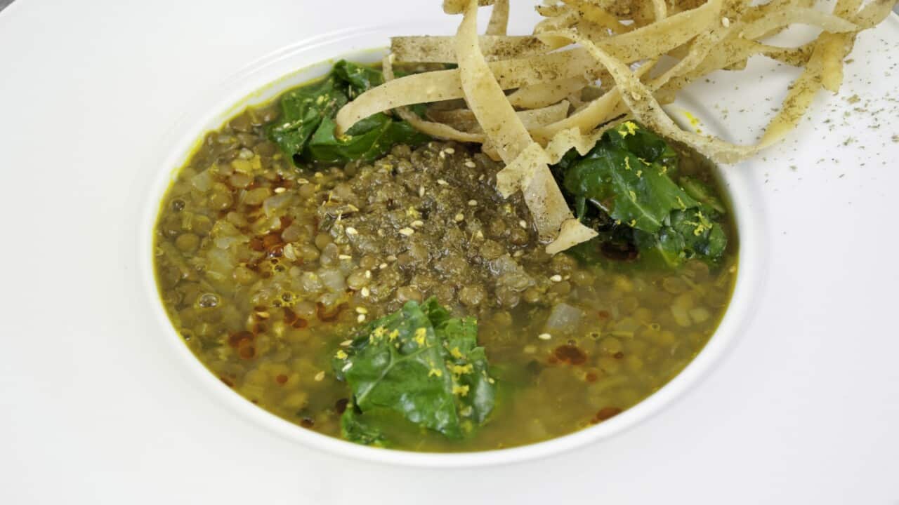 Lentil soup with crispy pita