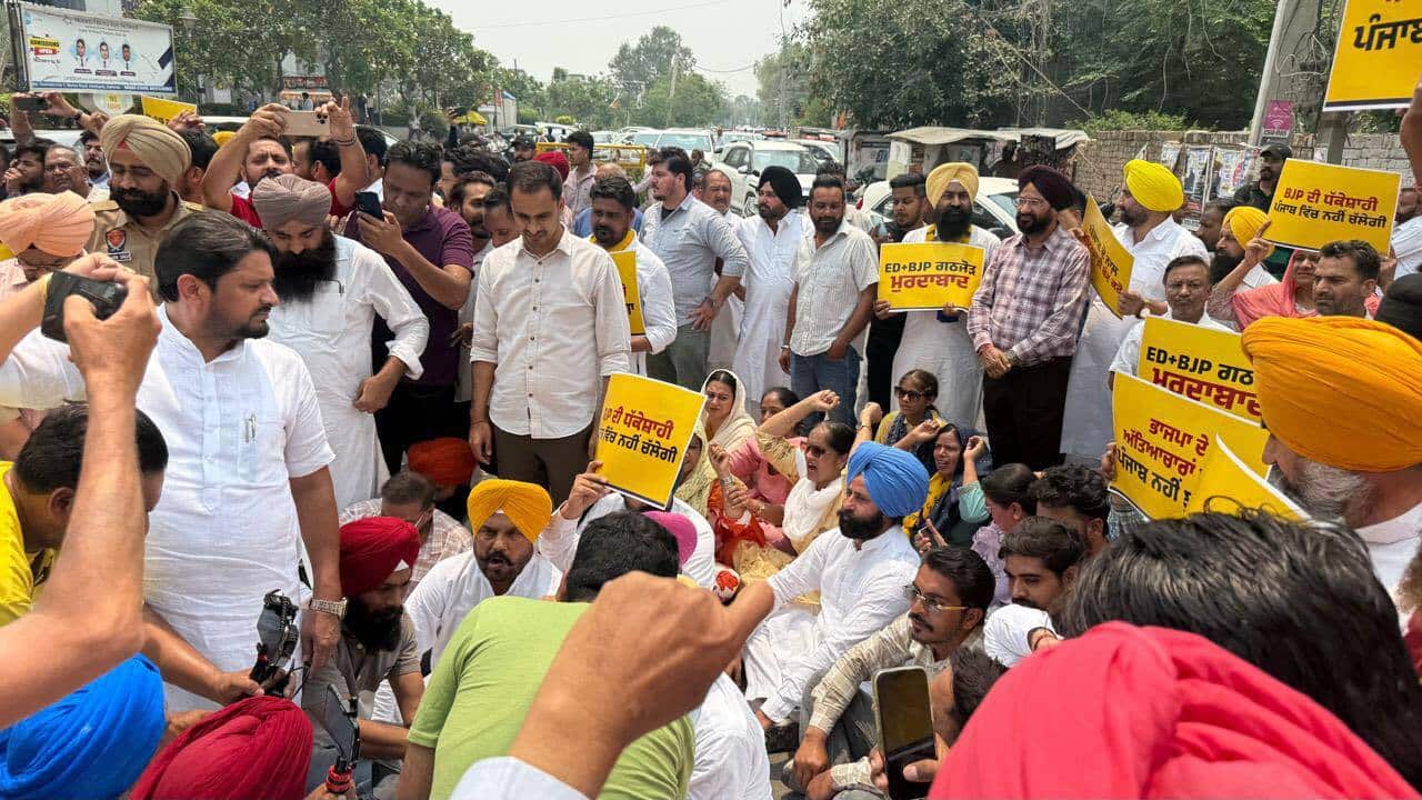 AAP protests across Punjab against BJP after ED action