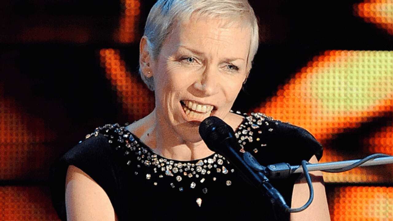 annie-lennox_1008_b_aap_1385207832