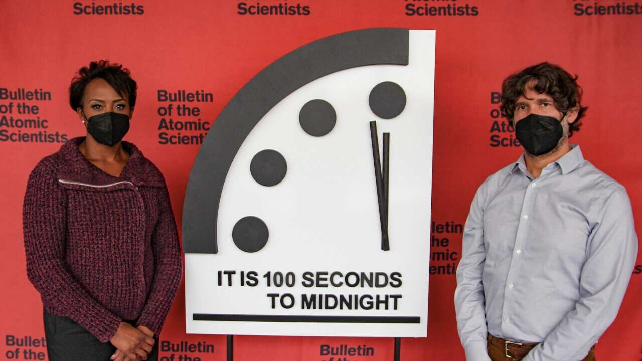 Dr Daniel Holz and Dr Suzet McKinney standing next to the Doomsday Clock for 2022.