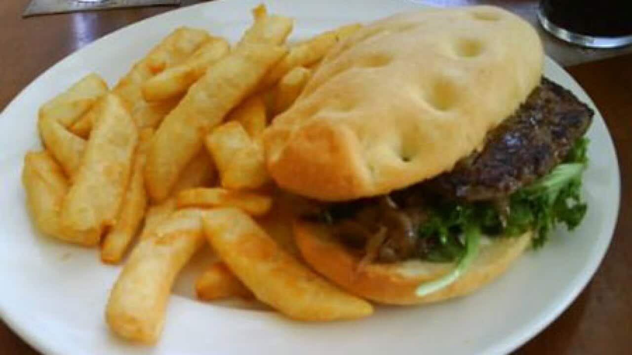 hamburger_and_chips_090818_B_241752580