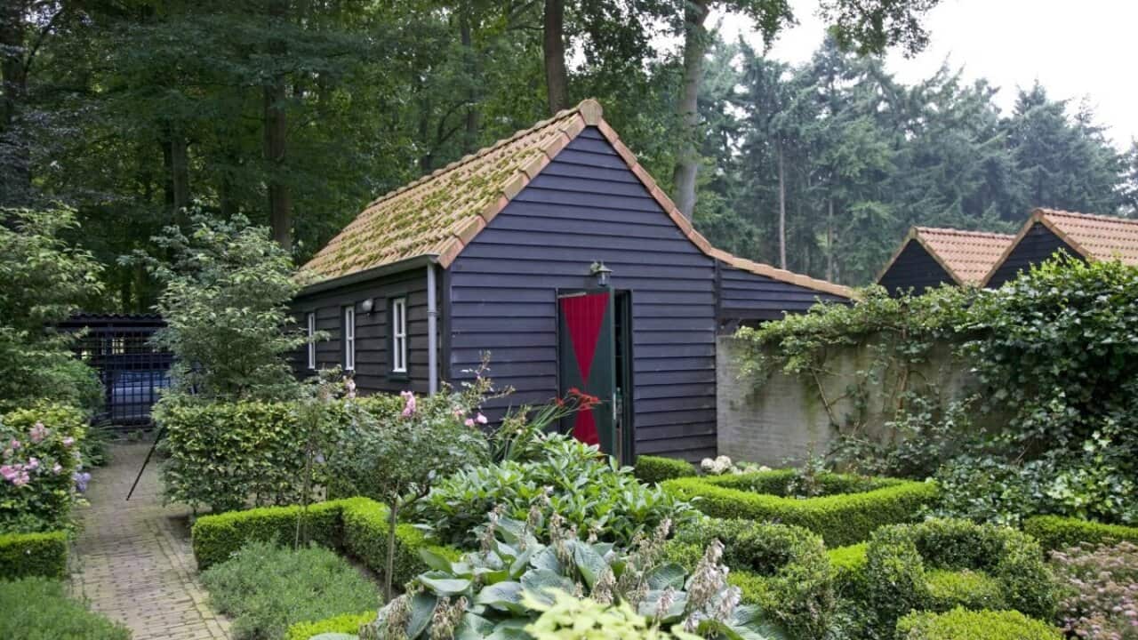 Overzicht_van_tuin_met_tuinhuisje,_staat_aan_de_achterzijde_van_de_voormalige_boerderij_-_Roovert