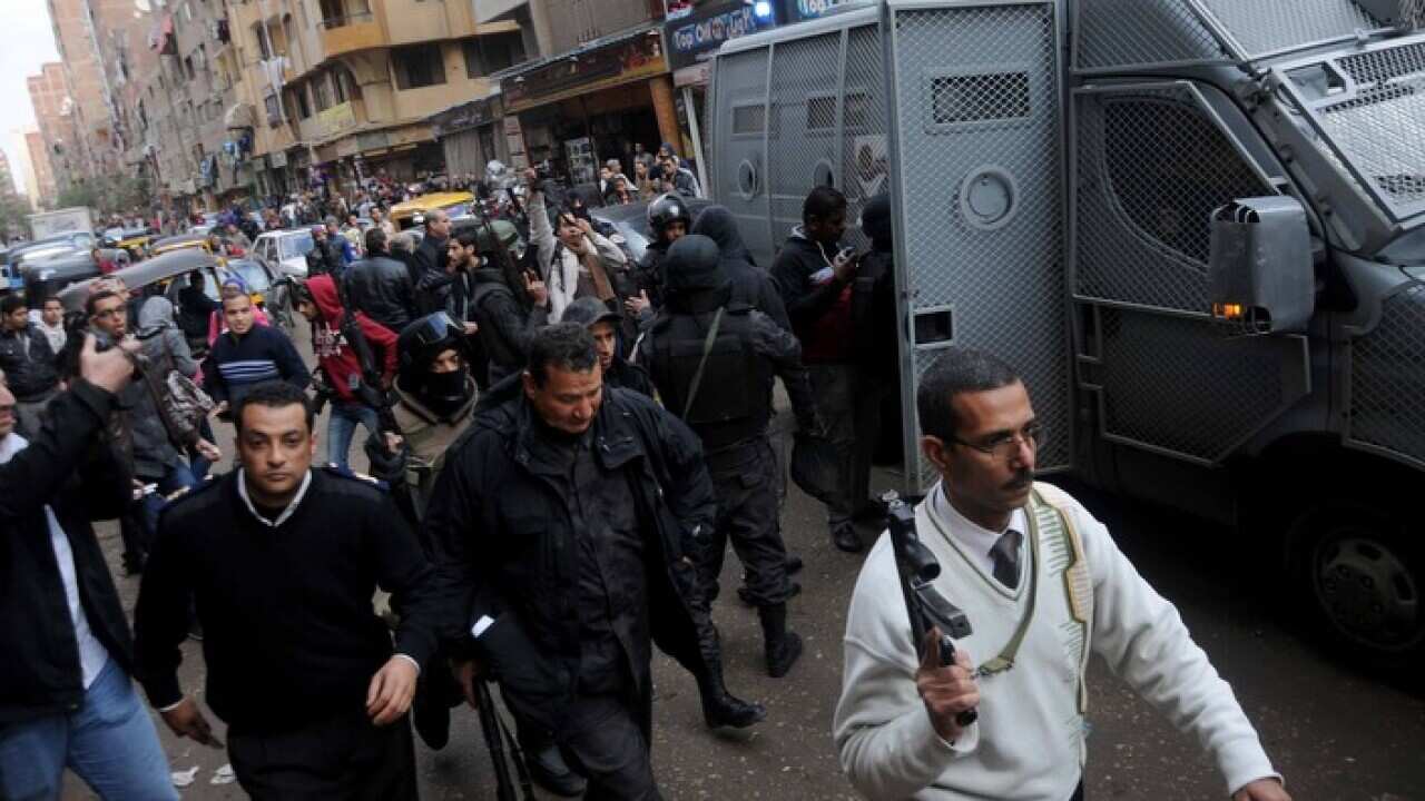 Le forze di sicurezza egiziane nel quartiere dek Cairo Al-Haram