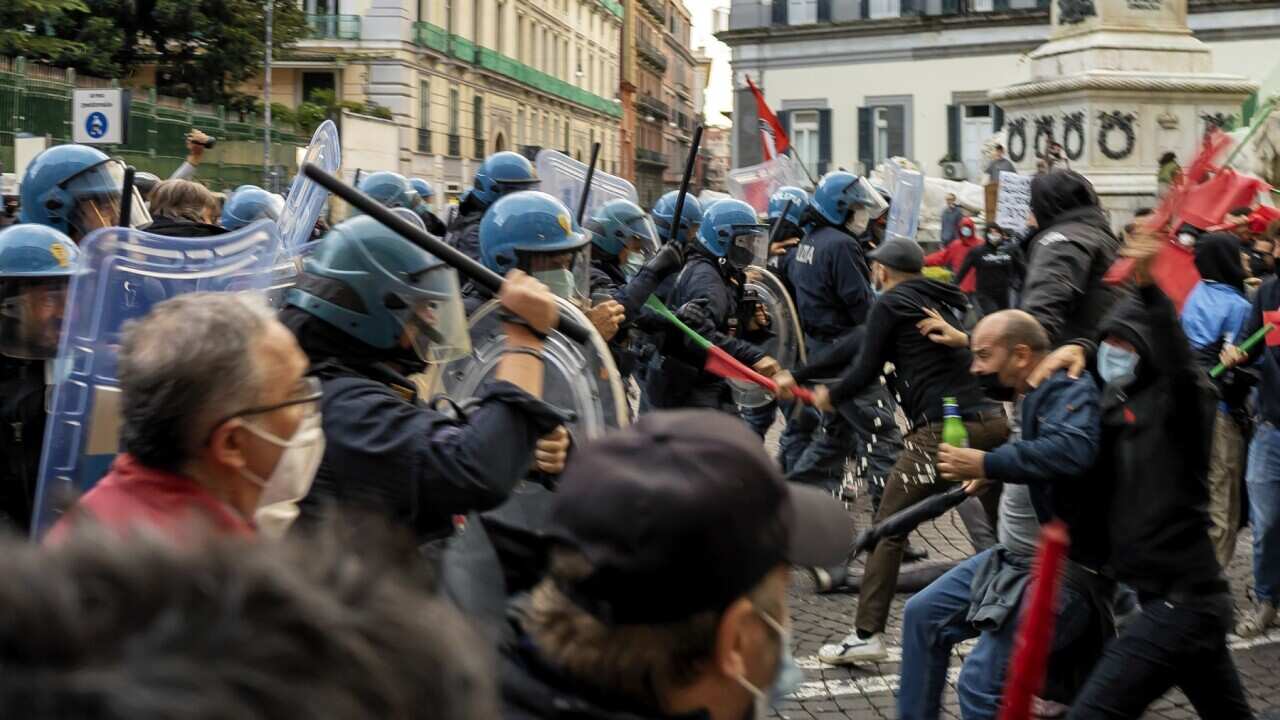 Un'immagine degli scontri davanti alla sede di Confindustria, a Napoli