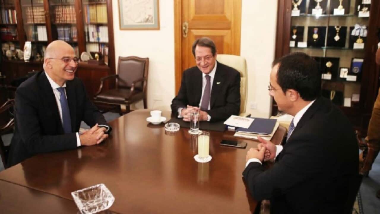 Foreign Minister Nikos Dendias (left) with his Cypriot counterpart Nikos Christodoulides (right) on President Nicos Anastasiades.