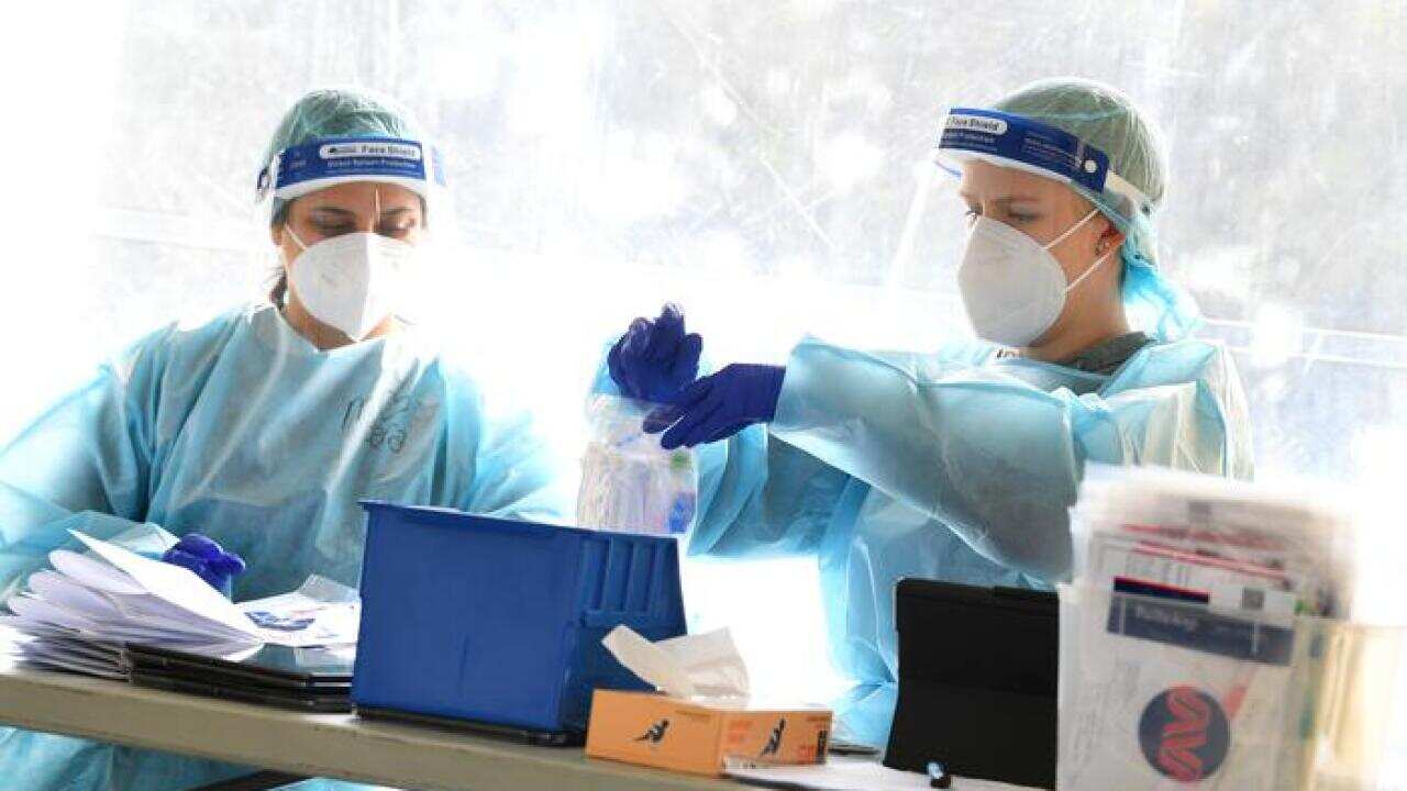 کارکنان یک مرکز آزمایش کروناویروس در ویکتوریا