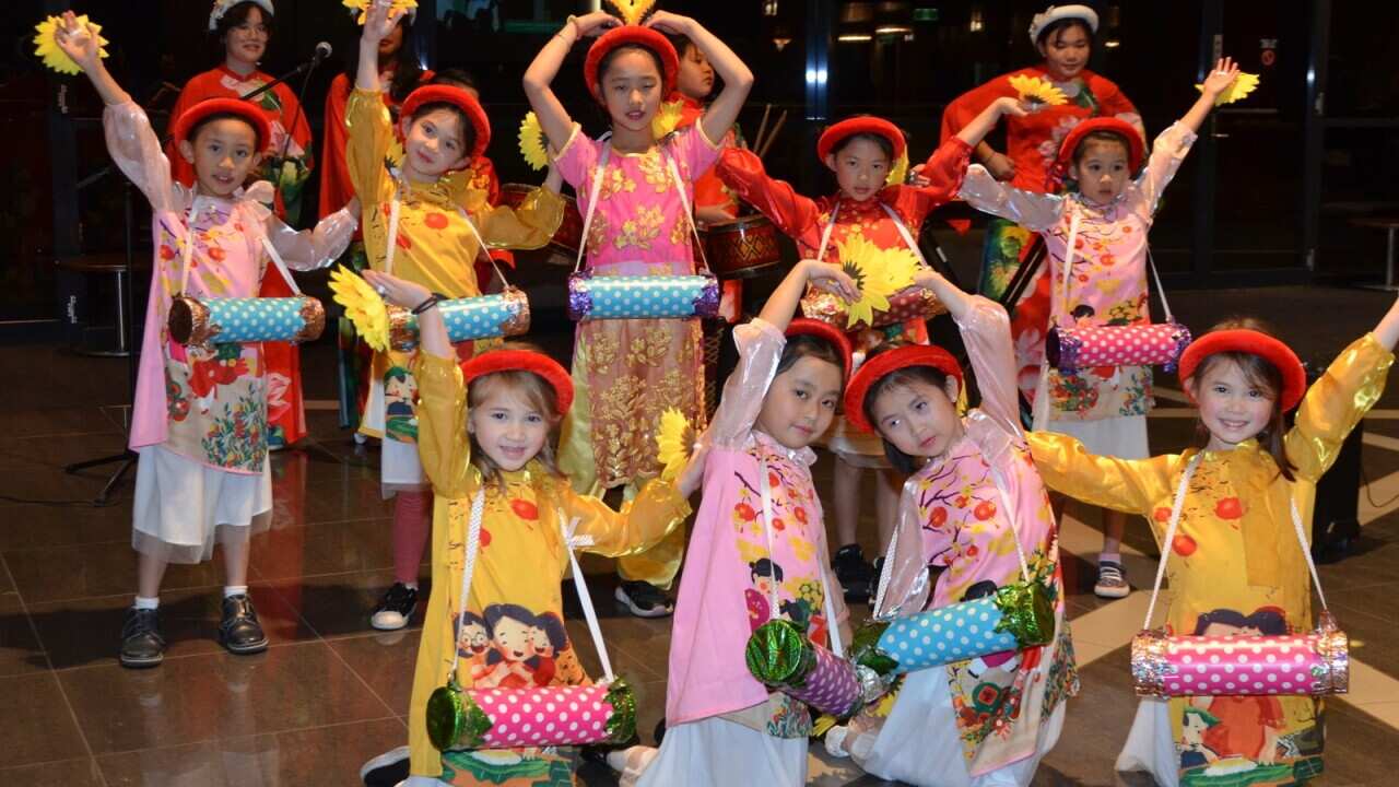 Vietnam Dil Okulundan çocuklar, NSW Toplum Dil Okulları Federasyonu akşam yemeğinde performans sergiliyor (Supplied).jpg