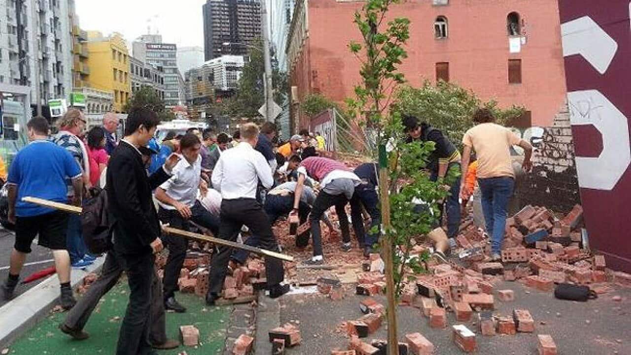 wall_collapse_twitter_L_1459382724
