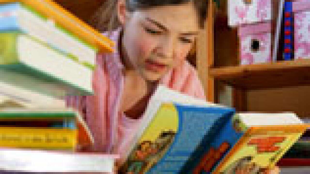 kid_reading_books_091027_S_epa_1747845644