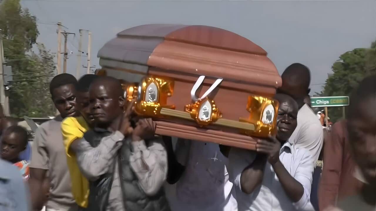 Kenya'nın Kisumu kentinde bir cenaze töreninde bulunan cenaze ekibi (AP).jpg