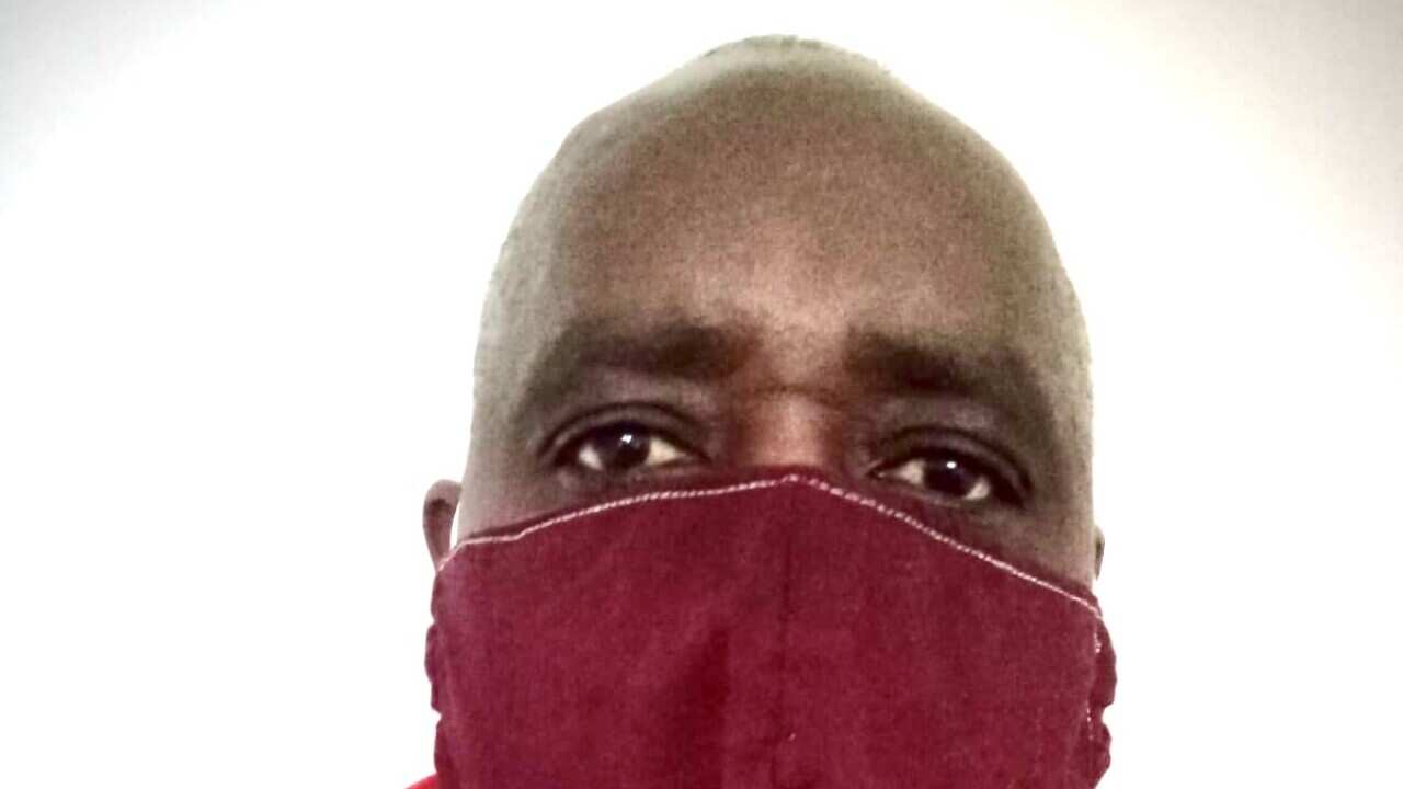 Hilaire Bucumi yambaye agafukamunwa i Melbourne mu ntara ya Victoria.