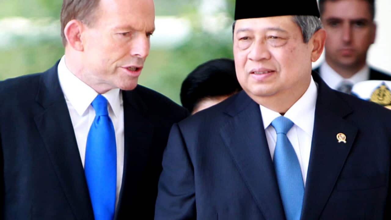 French President Francois Hollande (L) and Prime Minister Tony Abbott
