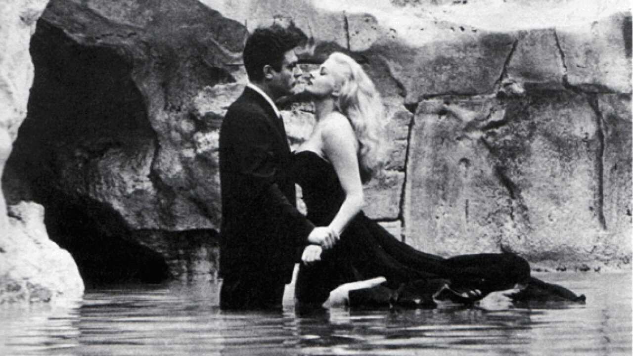Anita Ekberg e Marcello Mastorianni nel film la Dolce Vita