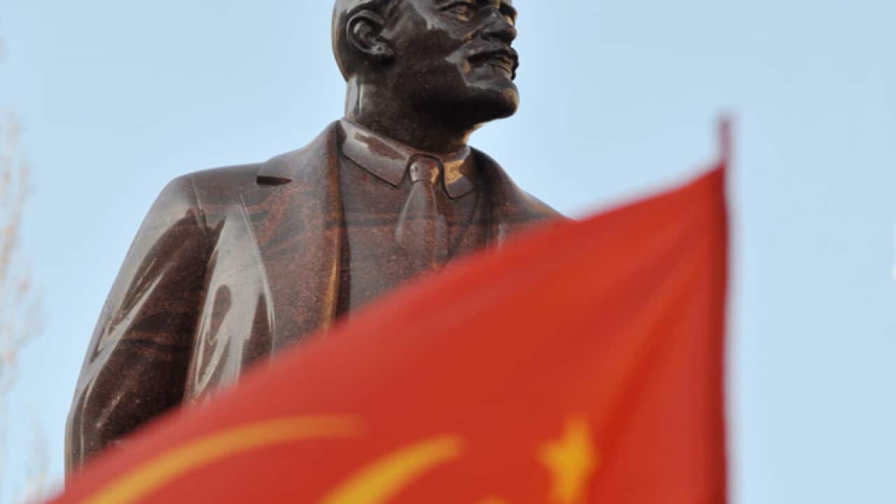 lenin_russian_flag_110124_B_getty_1035213579